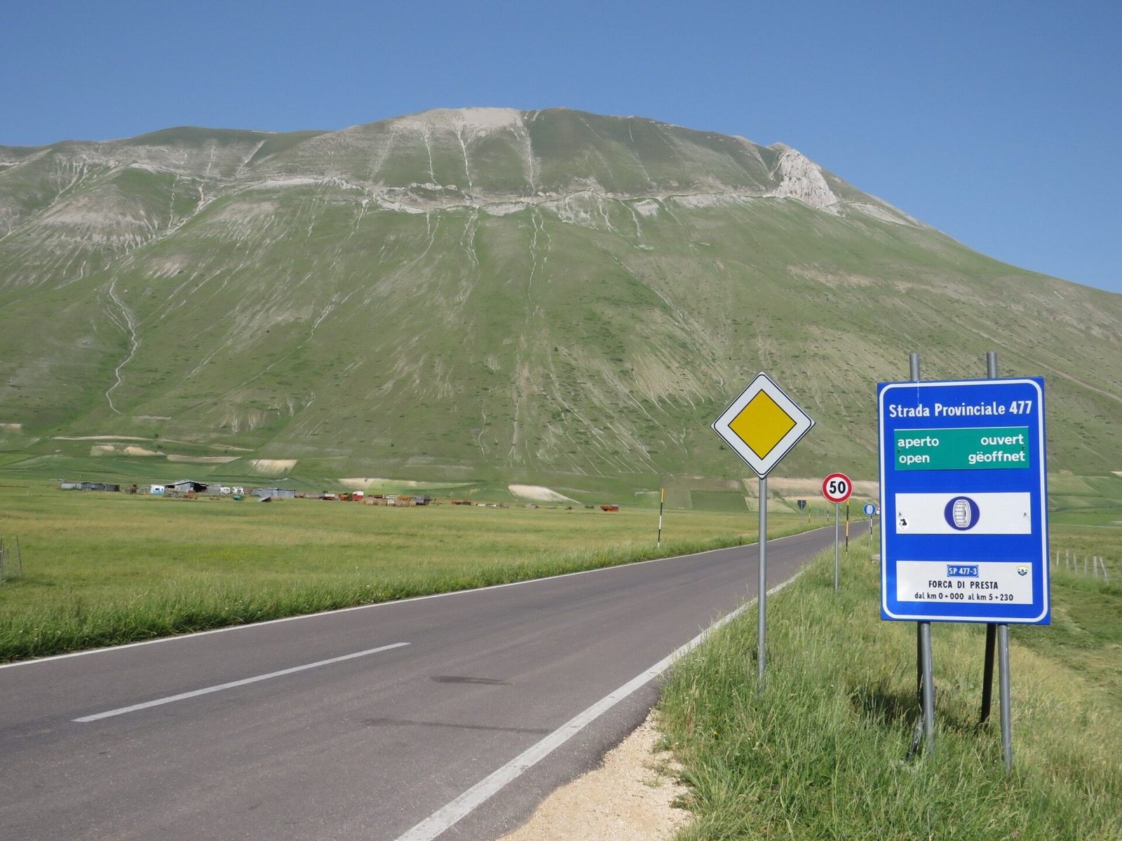 La strada del valico di Forca di Presta a 1.536 m, con il massiccio del Monte Vettore sullo sfondo